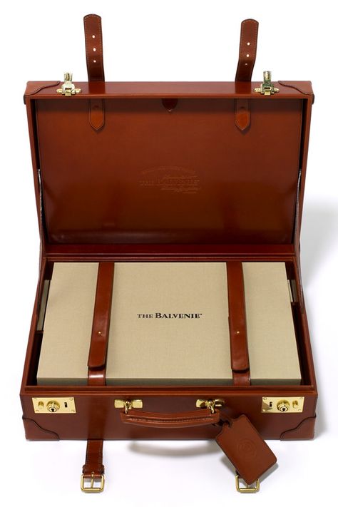 Bank Aesthetic, Hamper Diy, Electronic Packaging, Copper Still, Wine Packaging Design, Vintage Briefcase, Bespoke Boxes, Travel Bar, Trunk Boxes