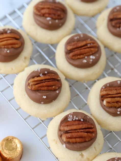 Easy Rolo Turtle Shortbread Cookies Story - It's Always Autumn Turtle Cookie Cups, Turtle Shortbread Cookies, Rolo Christmas Cookies, Rolo Turtles, Turtle Thumbprint Cookies, Christmas Cookie Challenge, Turtle Cookies Recipe, Toll House Chocolate Chip Cookies, Shortbread Recipe Easy