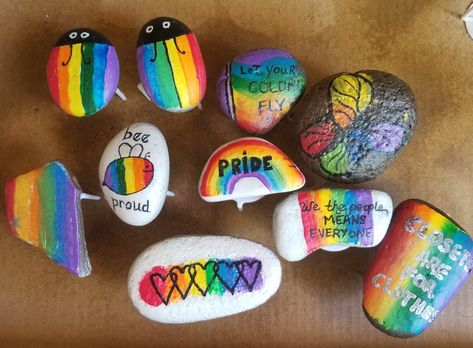 Pride Rock Painting Ideas, Pride Painted Rocks, Pride Rocks, Pride Crafts, Rock Sayings, Diy Halloween Shirts, Market Day Ideas, Pretty Rainbow, Rainbow Rocks