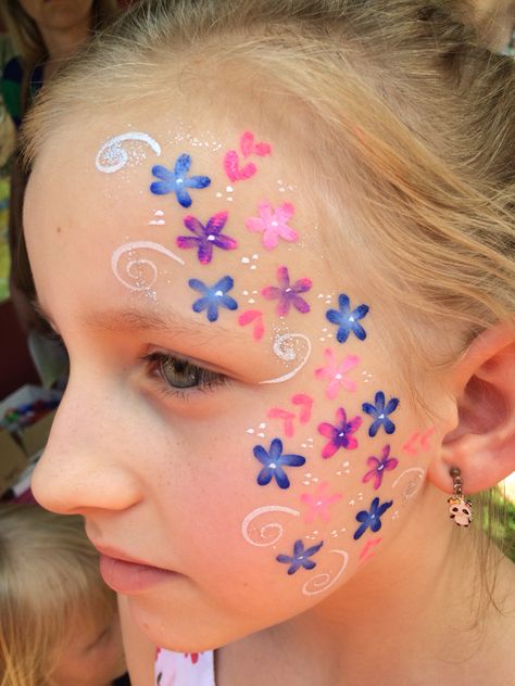 Spring Facepainting Ideas, Hawaiian Flower Face Paint Easy, Easy Flower Face Painting, Face Painting Flowers Easy, East Face Paint Ideas, Spring Face Paint, Floral Face Paint, Flowers Facepainting, Flowers Face Painting