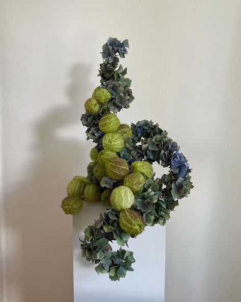 Sculpture Flower Art, Wedding Vegetables, Form Linear Floristry, Vegetable Floral Arrangements, Green Flower Arrangements, Bar Flowers, Italian Flowers, Floristry Design, Flower Installation