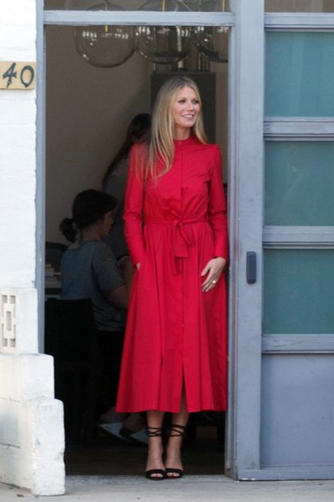 Gwenyth Paltrow Style, Gwyneth Paltrow Street Style, Paltrow Gwyneth, Gwyneth Paltrow Hair, Dancing Emoji, Gwyneth Paltrow Style, Street Style 2022, Fashion Motivation, Resort Chic