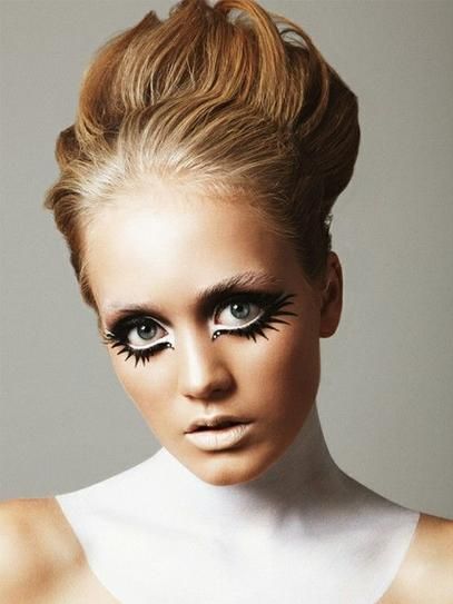 Channel your inner Twiggy this #Halloween with this lovely makeup! Twiggy Lawson, 1960s Makeup, Editorial Make-up, Maquillage Halloween Simple, Fantasy Make-up, Sanggul Modern, Halloween Make-up Looks, 60s Makeup, Lovely Makeup