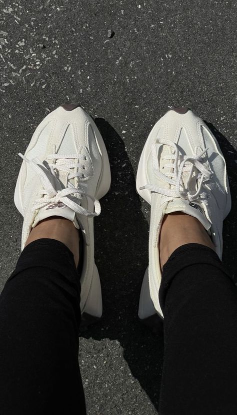 Off White Color Palette, White Color Palette, Sneaker Bar, Zapatillas New Balance, New Balance Style, New Balance Outfit, Retro Love, Working Out Outfits, New Balance 327