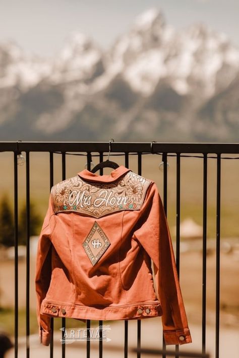 Western Wedding Rehearsal Outfit, Western Wedding Reception Outfit, Western Wedding Accessories, Red Western Wedding, Boutique Camper, Western Style Wedding Dresses, Western Wedding Shoes, Western Wedding Outfits, Western Wedding Groomsmen