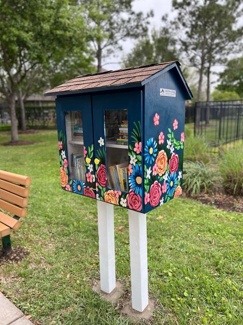 Little Library Painting Ideas, Yard Library, Community Pantry, Blessing Boxes, Little Free Library Plans, Little Free Pantry, Seed Library, Free Pantry, Street Library