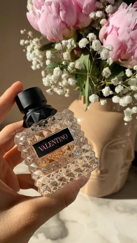 Valentino Born In Roma Yellow, Valentino Perfume Woman Aesthetic, Valentino Astetic, Valentino Perfume Aesthetic, Valentino Born In Roma Perfume, Valentino Aesthetic, Parfum Aesthetic, Aesthetic Perfumes, Valentino Parfum