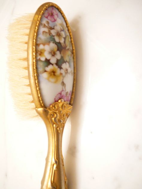 Antique Hair Brush, Aesthetic Hair Brush, Hair Brush Aesthetic, Vintage Hair Brush, Old Fashioned Hairstyles, Antique Vanity Set, Rosabella Beauty, Lizzie Hearts, Hair Brush Set