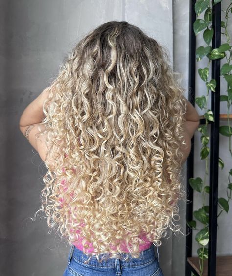 Formal Hair Blonde, Blonde Balayage Curly Hair Natural, Curly Hair Blonde Highlights, Blonde Curly Hair Natural, Curly Balayage Hair, Blonde Highlights Curly Hair, Long Blonde Curly Hair, Curly Highlights, Blonde Wedding Hair