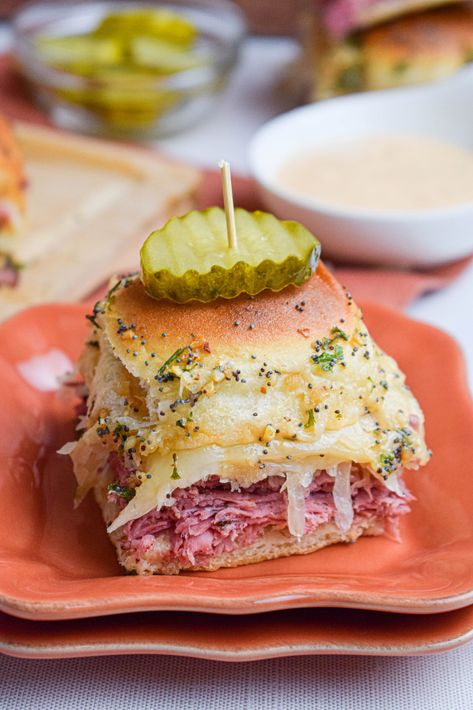 Reuben Sliders - The Jam Jar Kitchen Rueben Sliders, Reuben Sliders, Reuben Sandwich Classic, Easy Slider Recipes, Cabbage Wraps, Easy Slider, Appetizers Thanksgiving, Seasoned Butter, Sliced Roast Beef