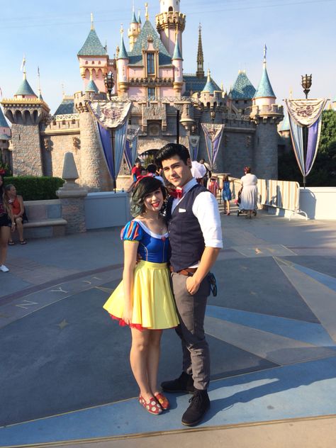 Disneybound Blackmilk Snow White and Prince ❤️ on dapper day Disneyland Dress, Easy Couples Costumes, Snow White Outfits, Snow White Prince, Dapper Day Outfits, Disney Dapper Day, Snow White Costume, Nerdy Outfits, Disney Halloween Costumes