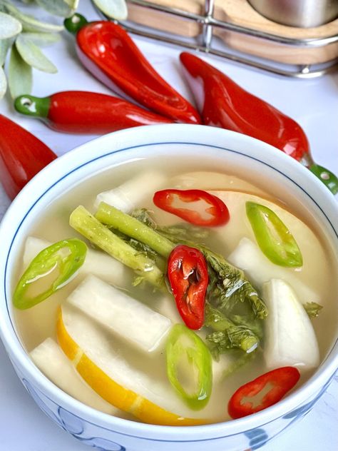 Water Kimchi, Korean Radish, Authentic Korean Food, Radish Greens, Green Chili Peppers, Korean Side Dishes, Kimchi Recipe, Spicy Korean, Korean Summer