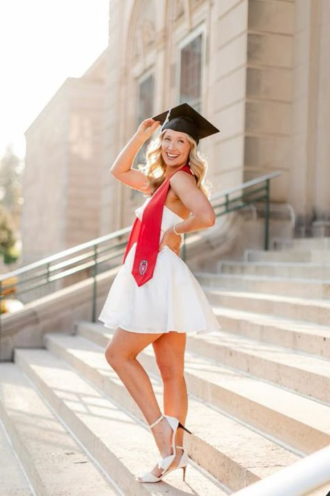 Grad Pics Cap And Gown, Girl Graduation Posing, Graduation Sitting Poses, Cute Poses For Graduation Pictures, Graduation Pictures Girly, Graduation Pictures Poses Photoshoot Senior Photography, Grad Photos Women, Girly Graduation Pictures, Senior Picture Portraits