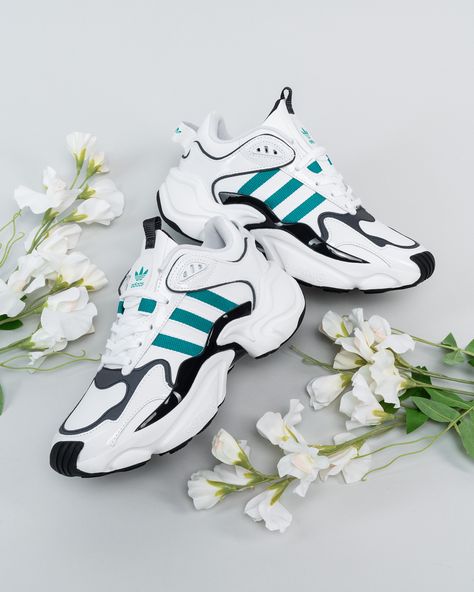 All day comfort! #Adidas #magmur #sneakers2020 #trend #trainers #ootd #overkillshop Runners Shoes, Nike Huarache, Sneakers White, Air Max Sneakers, Air Jordan Sneaker, Lady In Red, Nike Air Max, Red Velvet, Chelsea