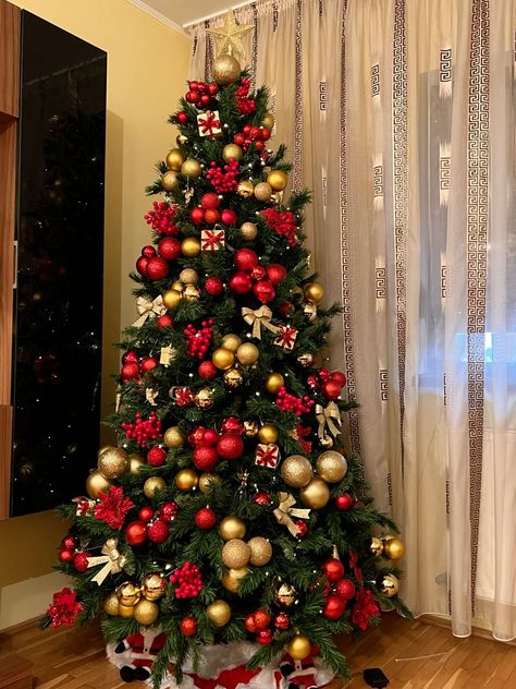 Small Condo Christmas Decor, All Red Christmas Tree Decorating Ideas, Christmas Tree Ideas 2024, Christmas Tree Inspiration Traditional, Christmas Tree Ideas Red, Elegant Christmas Tree Decorations, Pretty Christmas Decorations, Christmas Tree Decorating Themes, Cozy Christmas Decor