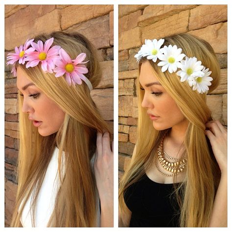 White and light pink daisy flower headbands Daisy Bachelor Hair, Daisy Hair Accessories, Daisy Hair Pins, Daisy Hair Crown, Daisy Hair Slide, Daisy Headband, Cute Hair Colors, Head Chain, Pink Daisy