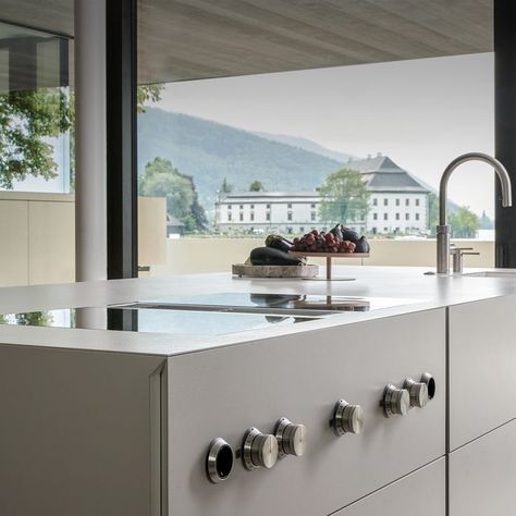 Amidst picturesque landscape alongside the Attersee lies the modern yet timeless Austrian Lake Residence. Matching the minimalistic design of the house, the Gaggenau kitchen appliances. Gaggenau Kitchen, Architecture Inspiration, Luxury Kitchen, Kitchen Styling, Modern Kitchen, Kitchen Ideas, Interior Styling, Minimalist Design, The Kitchen