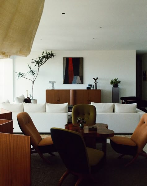 Living Room in Los Angeles. The cocktail seating area features a set of vintage Theo Ruth Congo Chairs from @morentz_gallery reupholstered in two tone linen in homage to the original upholstery. These surround an art deco, lacquered burlwood cocktail table in a unique clover shape. Photography: @tylerparkerphotos Interior design: @lilliangoodmaninteriors Recliners In Living Room, Cocktail Seating, Transitional Modern Living Room, Living Room Brooklyn, Regency Living Room, Modern Traditional Living Room, 70s Living Room, Shape Photography, Art Deco Living