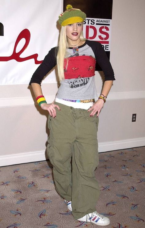 Early 2000s fashion: Gwen stefani wearing combat trousers Geen Stefani Style, Gwen Stefani Outfits 90s, Early 2000 Outfits, 2000 Outfit Ideas, Early 2000s Outfit Ideas, 2000s Outfit Ideas, 2000 Outfit, Early 2000s Fashion Trends, Look 80s