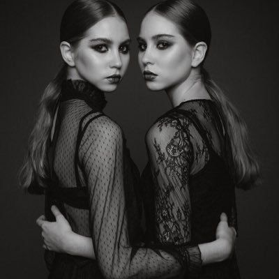 Twins Models, Mother Daughter Photography Poses, Mother Daughter Poses, 숲 사진, Twins Posing, Fashion Fotografie, Shooting Studio, Sisters Photoshoot Poses, Sister Photography