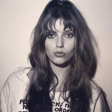 @70sbabes on Instagram: "All these video calls, and I never know what to do with my face....taking notes from #Bebe @realbebebuell (1979) ✨" 60s Beauty, 70s Artists, Hollywood Babylon, Alice Dellal, Bebe Buell, Vintage Goddess, Punk 90s, Rockstar Gf, Liv Tyler