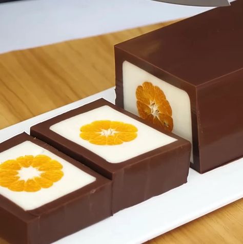 Woman shares recipe for an irresistible chocolate & oranges dessert that earns 8M views Orange And Chocolate Dessert, Chocolate And Orange Desserts, Dessert Plating Ideas Fine Dining, Oranges Dessert, Semi Homemade Desserts, Orange Dessert Recipes, Chocolate Orange Desserts, Orange Desserts, Orange Recipes Dessert