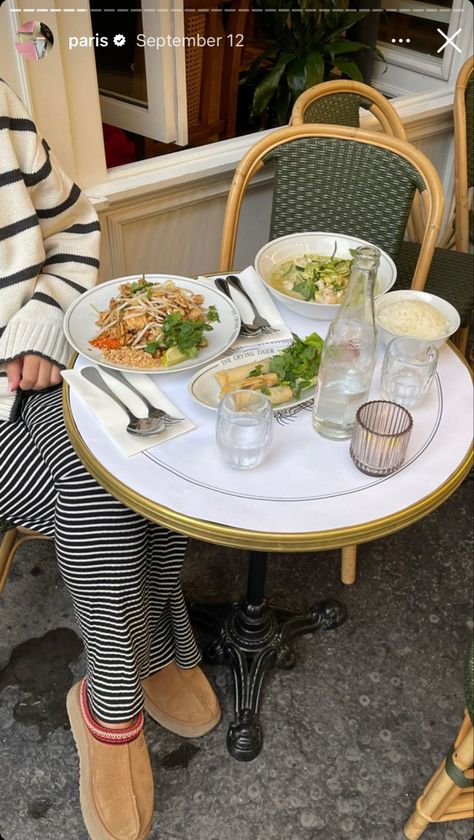 In Paris Aesthetic, Lunch In Paris, Inspo For Instagram, Ugg Tazz, France Aesthetic, Paris Summer, Paris Aesthetic, Paris Photos, European Summer