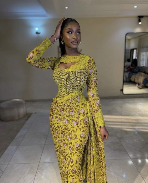 Simple Asoebi Styles Lace, Asoebi Lace Style, Simple Ankara Gown Styles, Ankara Gown Styles For Ladies, Simple Ankara Gowns, Gown Styles For Ladies, Nigerian Traditional Dresses, Ankara Dress Designs, Nigerian Lace Styles Dress