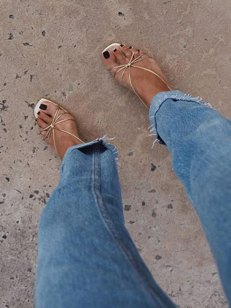 Sandals that go with everything: jeans with gold strappy sandals Gold Strappy Sandals, Staple Shoes, Sandals Outfit, Easy Style, Outfit Jeans, Stylish Sandals, Gold Sandals, Carrie Bradshaw, Trendy Shoes