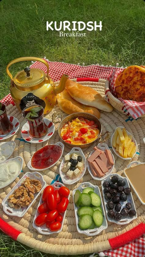 Kurdish Breakfast, Family Breakfast Table, Breakfast Presentation, Picnic Date Food, Amazing Food Platters, Food Set Up, Catering Food Displays, Catering Ideas Food, Easy Food Art