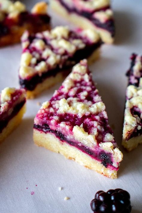 Crumble Cake Recipe, Blackberry Dessert, Blackberry Cheesecake, Blackberry Crumble, Cream Cheese Bars, Raspberry Bars, Blackberry Recipes, Shortbread Bars, Crumble Cake