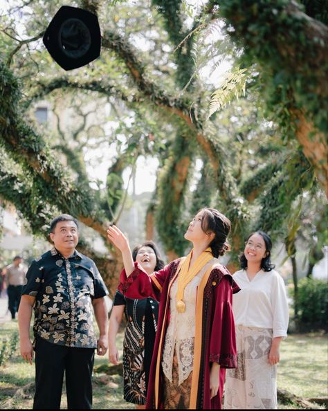 Family At Graduation, Graduation Photography With Family, Family Photoshoot Graduation, Graduation With Friends, Convo Photoshoot Idea, Graduation Photoshoot Ideas With Family, Grad Family Photo Ideas, Graduation Photoshoot With Family, Graduation Photoshoot Outdoor