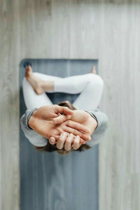 Foto Yoga, Yoga Photoshoot Ideas, Yoga Foto's, Yoga Shoot, Yoga Inspiration Photos, Simple Stretches, Photo Yoga, Yoga Poses Photography, Yoga Photoshoot