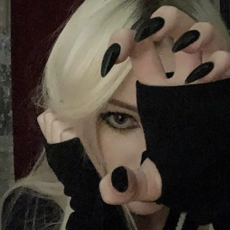 Blonde Goth, Grunge Girl, Goth Aesthetic, Aesthetic Grunge, Grunge Aesthetic, Girl Icons, White Hair, Blonde Girl, Black Nails