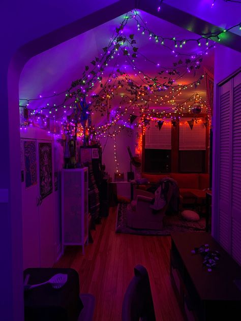 Many colorful lights and good vibes Maximalist Living Room, Fall Bedroom, Rainbow Light, Cozy Living Rooms, Alicante, Cozy Living, Bedroom Apartment, Dream House, Room Decor