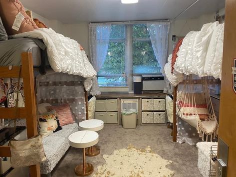 Lofted Dorm Beds, Dorm Comforters, Dorm Beds, Dorm Room Layouts, Dorm Aesthetic, Dream Dorm Room, Dorm Room Styles, Freshman Dorm, College Acceptance