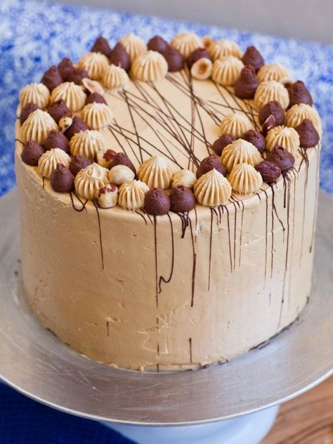 Hazelnut Cake - Kyiv Torte Recipe (video) - Tatyanas Everyday Food Kiev Torte, Hazelnut Torte Recipe, Kiev Cake, Meringue Cake Recipe, Hazelnut Torte, European Pastries, Caramel Cake Recipe, Desserts Around The World, Dessert Book