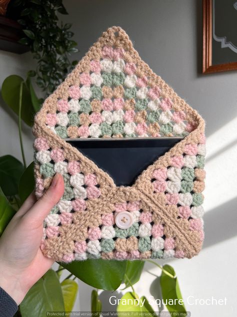 Free Crochet Patterns: Beautiful Granny Squares Granny Square Book Cover, Crochet Tablet Cover, Crochet Kindle Sleeve, Crochet Book Cover, Book Sleeves, Confection Au Crochet, English Gardens, Kindle Sleeve, Pop Socket