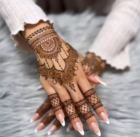 40+ Beautiful and Easy Mehndi Designs For Eid You Must Try Henna Design Hand, Henna Finger Designs, Henna Design Simple, Finger Designs, Henna Flowers, Henna Hand Designs, Indian Henna Designs, Henna Flower Designs, Hand Henna Designs