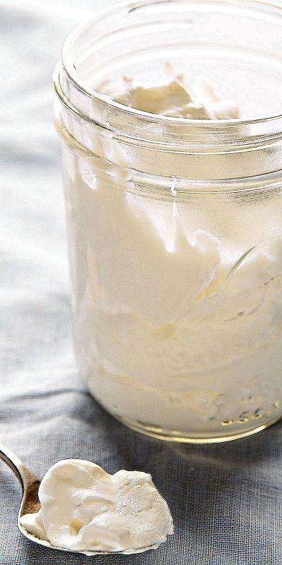 Whipped Cream in a Jar - Freshly whipped cream is far better than that stuff out of a can. But as the cream splatters during whisking, it can be messy to make. In this cleaner method, the traditional whisk and bowl are ditched for a Mason jar, which is used like a cocktail shaker. Lard Recipe, Best Frosting Recipe, Making Whipped Cream, Dessert In A Jar, Flaky Pie Crust, Homemade Whipped Cream, Make Ice Cream, Meals In A Jar, Crafts Projects