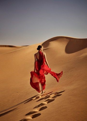 Barcelona-based fashion brand Andres Sarda unveils its spring-summer 2017 swimwear campaign. Starring model Dalianah Arekion, the advertisements head to an enchanting desert landscape. Photographer Jonas Bresnan captures the brunette stunner in new season looks ranging from one-piece swimsuits to printed bikinis. Made with production by Magna Productions, the images serve cinematic appeal with lush settings … Desert Photoshoot Ideas, Sand Dunes Photoshoot, Desert Photoshoot, Desert Photography, Desert Fashion, Shotting Photo, Summer Campaign, Foto Art, Shooting Photo