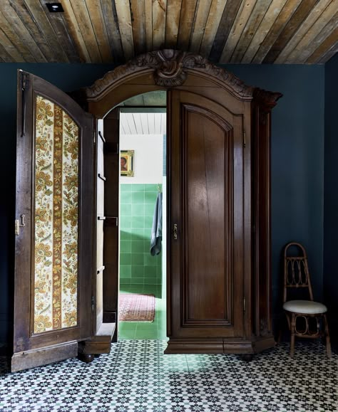 This New Orleans Home Has A Secret Passageway That You Have To See To Believe - Emily Henderson Cool Secret Rooms, Sheep Ranch, Secret Passageways, Airbnb Design, Ivy House, New Orleans Homes, Hidden Rooms, Secret Door, Modern Victorian