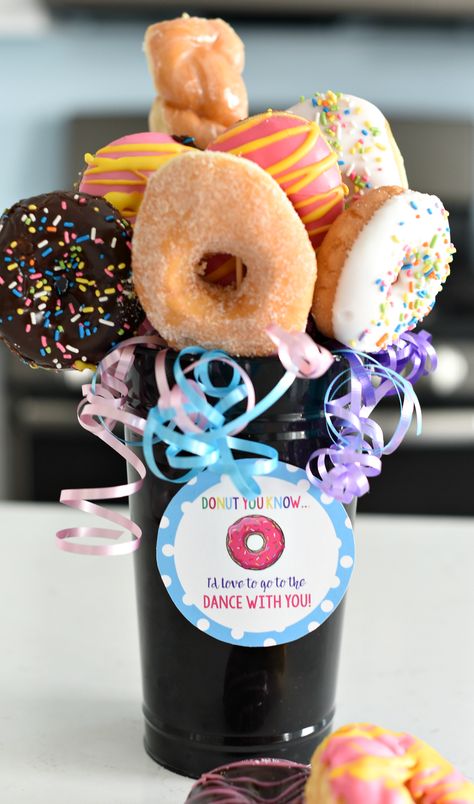 Homecoming Asking Ideas, Donut Bouquet, Asking To Homecoming, Bouquet Cute, Homecoming Poster Ideas, Prom Pictures Group, School Dance Ideas, Promposal Ideas, Cute Prom Proposals