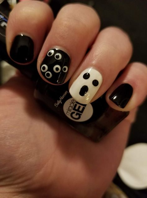 Ghost nails Simple Ghost Nails Short, How To Paint Ghosts On Nails, Ghost Nail Art Easy, Easy Nail Art For Beginners Short Nails Halloween, Ghost Accent Nail, Super Easy Halloween Nails, Diy Ghost Nails, Halloween Themed Nails Short, Easy Halloween Nail Designs For Short Nails