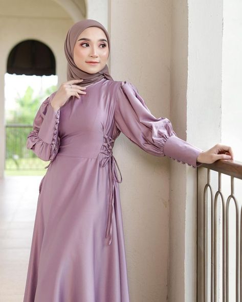 Muslim Fashion Dress Gowns Long Sleeve, Muslim Fashion Dress Gowns, Luxurious Abaya, Chiffon Blouses Designs, Braidsmaid Dresses, Elegant Silk Dresses, Muslim Outfit, Fashion Show Dresses, Hijab Designs