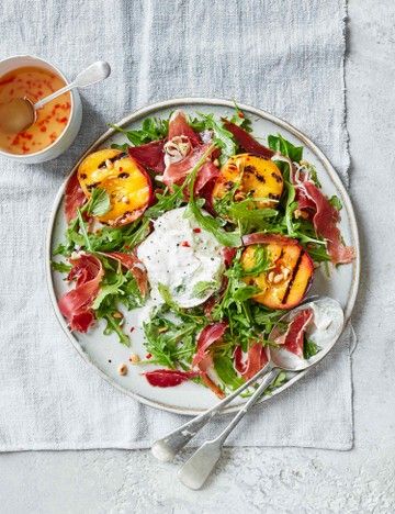 Juicy peaches give a sweet contrast to creamy burrata and salty serrano ham in this showstopping summer salad. Salad Starters, Starters For Dinner, Dinner Party Starters, Burrata Recipe, Grilled Peach Salad, Salty Food, Gf Food, Italian Dinner Party, Serrano Ham