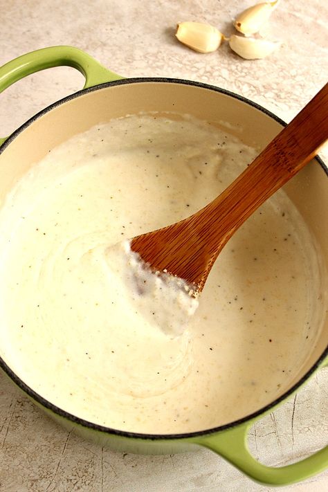 Homemade Alfredo Sauce recipe - the best garlic Parmesan pasta sauce I've ever made! Just a few simple ingredients is all you need to make it. Also, I am sharing my trick to make it's super speedy version. Fettuccine Alfredo Sauce Recipe, Parmesan Pasta Sauce, Best Alfredo Sauce Recipe, Homemade Alfredo Sauce Recipe, Fettuccine Alfredo Sauce, Alfredo Sauce Recipe Easy, Garlic Parmesan Pasta, Alfredo Sauce Recipe Homemade, White Sauce Recipes