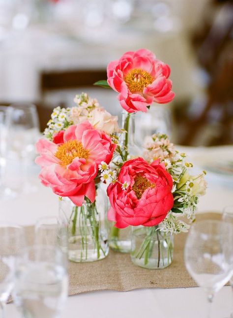 Diy Party Table Decorations, Flower Backyard, Truck Garden, Spring Wedding Centerpieces, Vases With Flowers, Pink Mason Jars, Coral Peonies, Rustic Wedding Decorations, Alpine Plants