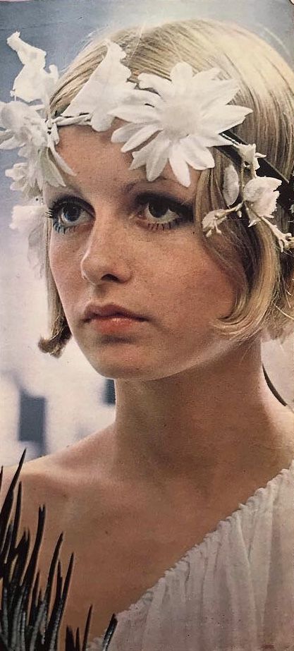 Twiggy Hair, Twiggy Fashion, Jill Scott, Flowers In Her Hair, The Boyfriend, Creation Couture, 1960s Fashion, Stevie Nicks, Moda Vintage