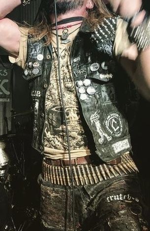 Crust Punk Jacket, Metalhead Clothes, Crust Punk Aesthetic, Crust Punk Fashion, Grunge Punk Outfits, Gutter Punk, Punk Men, Punk Fashion Diy, Patch Pants